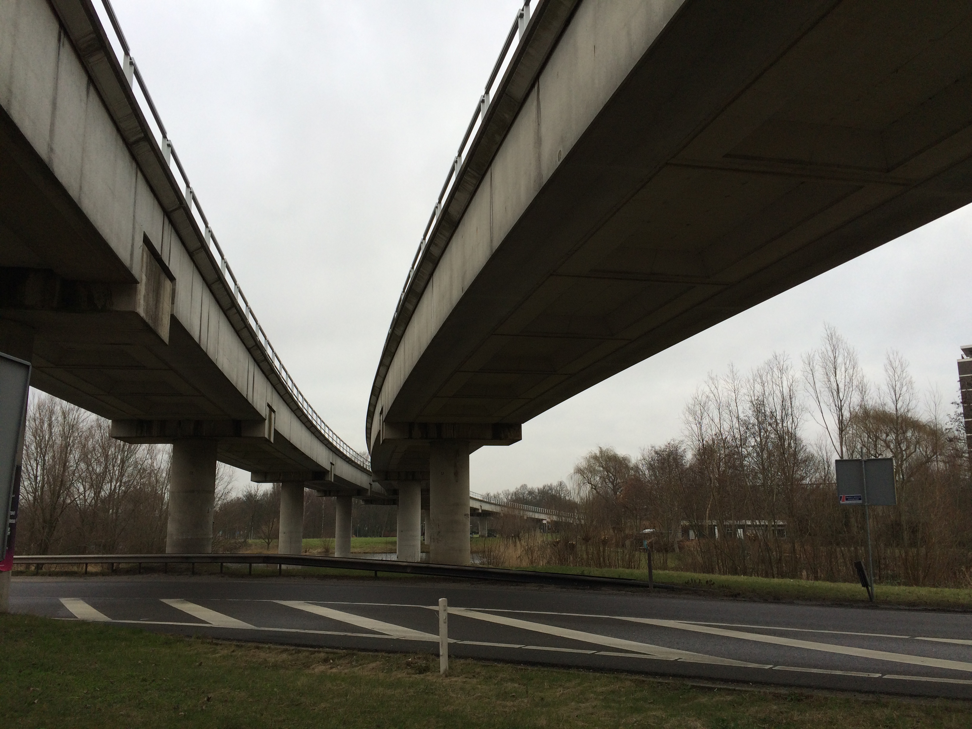 Het metroviaduct bij Vijfsluizen in Schiedam